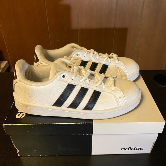 ADIDAS WHITE TENNIS SHOES. Size 5B - Picture 2 of 7